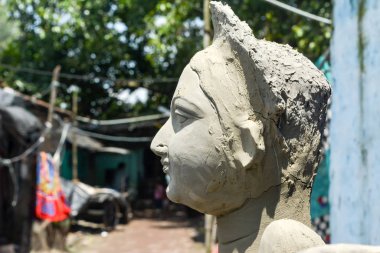 Maa Durga pratima yüz Sanat modeli kapatın. Ünlü Durga Pooja Kutlaması sırasında kilden yapılmış Tanrıça Durga heykeli. Kumartuli, Kalküta Kolkata, Batı Bengal, Hindistan'daki potter stüdyosundan alındı.