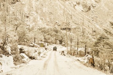 Yavaş hızlı araba Magnetic Hill, Leh, Ladakh, Jammu ve Keşmir, Hindistan'da bir doğa harikası yerçekimine karşı ileriye doğru hareket eden himalaya dağ tepe
