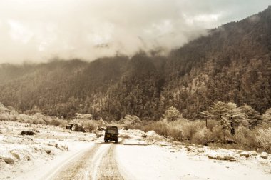 Leh, Hindistan'da kaya dağ yolunda off-road SUV sürüş