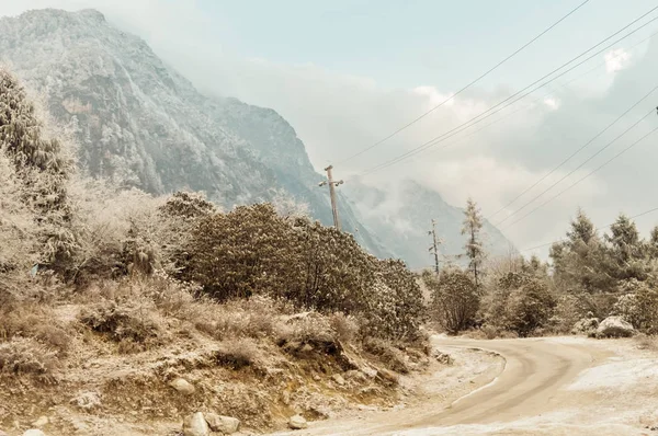 在印度北部的莱赫 - 拉达克，乡村道路的美丽景观，有山和天空背景 — 图库照片