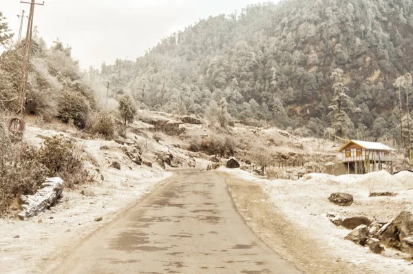 Kış Keşmir Hindistan'da karla kaplı bir dağa doğru giden uzun bir düz yol — Stok fotoğraf