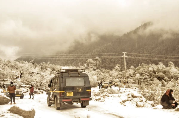 Voiture des voyageurs s'arrêtent sur une route d'hiver brumeuse. Route nationale indienne avec une voiture arrêtée au bord de la route, ce qui est très dangereux en raison des chutes de neige incessantes à Leh, en Inde — Photo