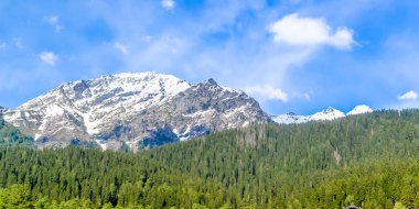 Kaşmir vadisinin çarpıcı fotoğrafı (Paradise on Earth). Kar dondurulmuş Himalayalar buzul dağları ve yeşil köknar ve çam ağacı hattı orman manzara ile çevrili Gulmarg köyügüzel görünümü.