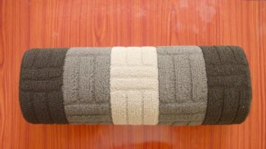 Spor faaliyet merkezinde ahşap zemin üzerinde izole edilmiş egzersiz üstüne yoga minderi yuvarladım. Fitness, sağlıklı yaşam, formda kalmak, yaşam tarzı sağlık konsepti. Üst Manzara. Metin için boşluk kopyala.