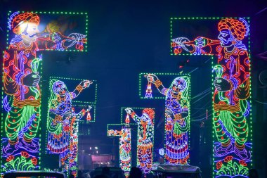 Kolkata, Batı Bengal, Hindistan, Ekim 2018 - Kolkata Durga Puja sırasında Işıklar Şehri 'ne dönüştürüldü. Muhteşem ışıklandırma dekorasyonu neredeyse tüm Puja pandallarında ve caddelerde üne sahiptir..