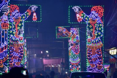 Kolkata, Batı Bengal, Hindistan, Ekim 2018 - Kolkata Durga Puja sırasında Işıklar Şehri 'ne dönüştürüldü. Muhteşem ışıklandırma dekorasyonu neredeyse tüm Puja pandallarında ve caddelerde üne sahiptir..