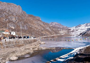 Tsomgo Gölü (Tsongmo veya Changu Gölü) kış mevsiminde dondurulmuş. Hindistan'ın Doğu Gangtok Sikkim bölgesinde bir buzul gölüdür. Göl yüzeyi mevsim değişimi ile farklı renkleri yansıtır. Yatay Görünüm