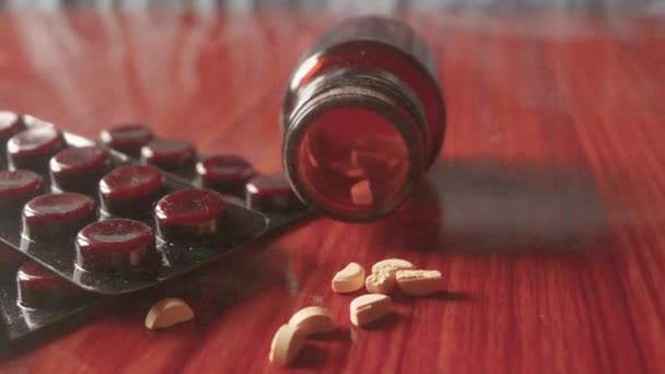 Close Open Transparante Glazen Fles Met Geneeskunde Pillen Tabletten Blisterverpakking — Stockvideo