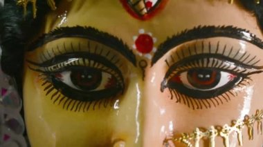 Tanrıça Maa Durga Idol'un ön görünümüne yakın. Hinduizm'e göre güç ve gücün sembolü. Portre Kolkata Kumartuli ünlü bir çömlekçi stüdyosundan Durga Puja kutlamaları sırasında alınmıştır