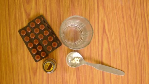 Top Uitzicht Van Geneeskunde Pillen Tabletten Lepel Flessen Een Glas — Stockvideo