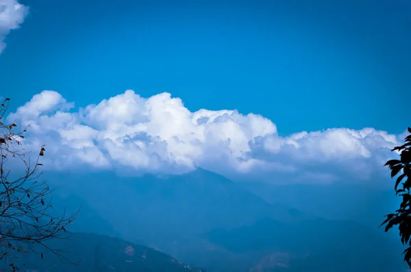 Foto de fondo de la mañana nublada nublada en las montañas del Himalaya. Paisaje de ensueño. Clima esponjoso. Belleza de la naturaleza salvaje del este asiático indio. Magnífico. Tranquilidad pacífica, soledad y calma Imagen . —  Fotos de Stock