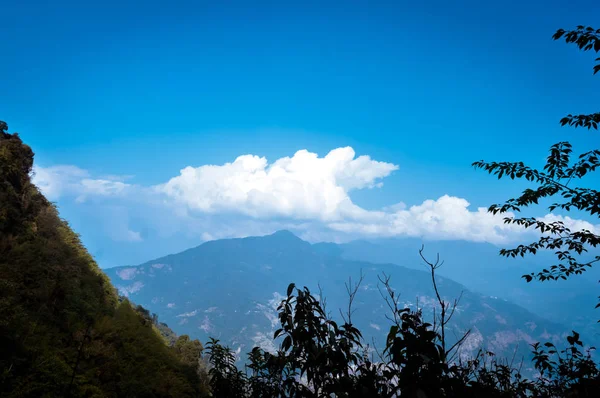 Himalayan Valley bergskedjan bakgrund. Storm moln över fjällryggen i blå himmel. Skönheten i vilda östasiatiska indiska natur. Drömmande fluffigt väder. Fridfull lugn ensamhet och lugn bild. — Stockfoto