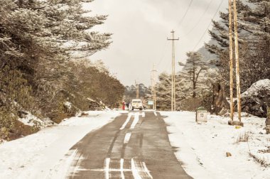 Leh Manali Highway, Hindistan, Aralık 2018 - Kar yağışı nedeniyle Araç Durağı. Turist Grubu Göçebe Banjara YayaLar Kış tatilinde Rüzgarlı karlı sisli kaygan himalaya yolu yanında bekleyen mesafe.