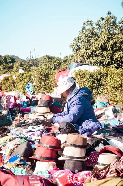 Police Bazar, Shillong Meghalaya India Diciembre de 2018 - Un vendedor que vende gorra para sombreros o sombrero de variedad de colores de la tradición. Mercado de pulgas es el mejor centro comercial de artesanías artesanales locales productos . — Foto de Stock