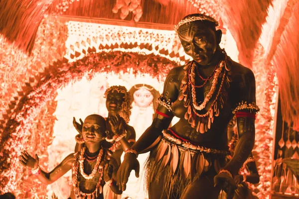 ΚΟΛΚΑΤΑ, ΙΝΔΙΑ 26 ΣΕΠΤΕΜΒΡΙΟΥ 2017 - Διακοσμημένα γλυπτά τέχνης και χειροτεχνίας των παραδοσιακών χορευτών φυλών Santal ή Santhal εθνοτική ομάδα φορούν παραδοσιακή ενδυμασία σε ένα διάσημο Durga Puja pandal. — Φωτογραφία Αρχείου