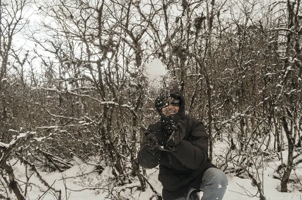 첫 번째 눈 놀이를 즐기고 공중에 눈덩이던지기 를 즐기는 검은 풀오버 재킷을 입은 남자의 행복한 행복한 초상화. 겨울에는 눈덮인 날을 즐길 수 있습니다. 시골 마을 잠무와 카슈미르 인도 — 스톡 사진