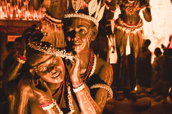 Καλκούτα, Ινδία 26 Σεπτεμβρίου 2017-διακοσμημένα γλυπτά τέχνης και χειροτεχνίας των παραδοσιακών φυλών Santal ή Santal της εθνοτικής ομάδας χορευτές κάνοντας έρωτα φορούν παραδοσιακά ρούχα στη διάσημη Durga Puja παντελάλ. — Φωτογραφία Αρχείου