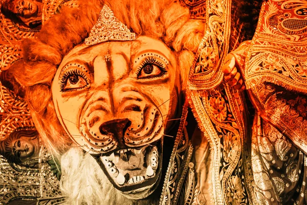 Kolkata India October 2018 - Close up portrait of Screaming horror face of King Bengal Tiger Head. Ghost cruel, Scary halloween shot in Durga Puja festival. A Lion symbolizes power to destroy evil. — Stock Photo, Image