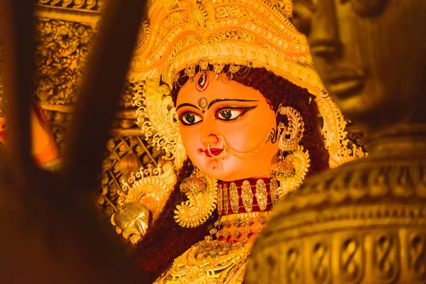 Kolkata West-Bengaalse India oktober 2018 - Afbeelding van godin devi Maa Durga of Parvati of Uma, vrouw van Lord Shiva in sieraden en ceremoniële make-up tijdens het beroemde Durga Puja (Durgotsava) jaarlijkse festival. — Stockfoto