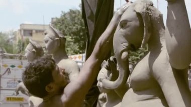 Kumartuli, Kalküta Kolkata, Batı Bengal, Temmuz 2019 - Yaratıcı ve Onun Amazing Yaratılış. Durga Puja festival kutlaması öncesinde kilden Hindu TanrıçaSı Durga Idol yapma meşgul bir zanaatkar Sanatçı.
