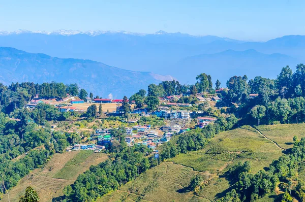 大吉岭村的全景,在电梯与传统的佛教藏式建筑与森林和山丘周围的喜马拉雅山脚下。大吉岭位于西孟加拉邦 印度亚洲. — 图库照片