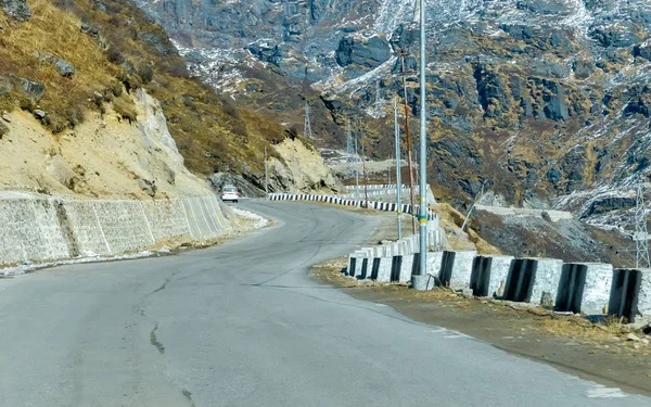 Arunachal Frontier Highway lub Mago Thingbu Vijaynagar Indii i Chiny International Border Highway, utrzymanie przez bro, planowane autostrady granicznej w indyjskim stanie Arunachal Pradesh następujące McMahon line. — Zdjęcie stockowe