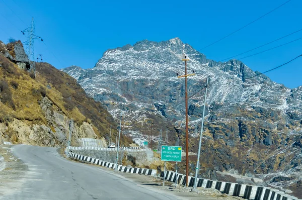 Panneau de l'Organisation des routes frontalières (BRO) à Arunachal Frontier Highway ou Mago Thingbu Vijaynagar L'Inde et la Chine International Border Highway, État indien d'Arunachal Pradesh suit McMahon Line . — Photo