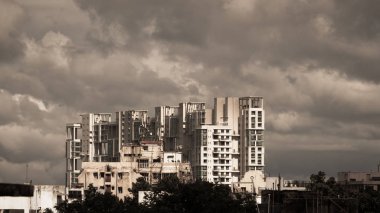 Gecikme Monsoon yağmurlu gün şehir. Kolkata, Bengal Hindistan. Ağır fırtınanın yağmur bulutları Highrise yukarıda. Fırtınalar ve koyu monsoonlar tipik modern konut gökdelenler. Peyzaj doğa fotoğrafçılığı.