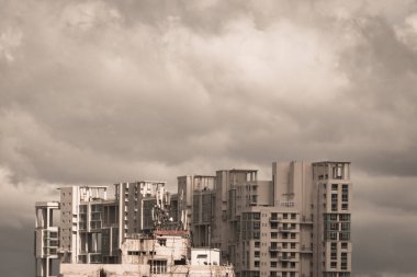Modern konut gökdelenler üzerinde fırtınalar karanlık erken muson yağmurlarını. Kolkata, Bengal Hindistan. Akşam Monsoon yağmurlu gün şehir. Ağır fırtınanın yağmur bulutları Highrise yukarıda. Peyzaj doğa fotoğrafçılığı.