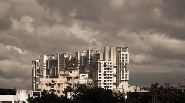 Gecikme Monsoon yağmurlu gün şehir. Kolkata, Bengal Hindistan. Ağır fırtınanın yağmur bulutları Highrise yukarıda. Fırtınalar ve koyu monsoonlar tipik modern konut gökdelenler. Peyzaj doğa fotoğrafçılığı.