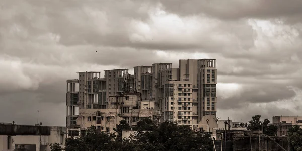 Nehéz viharos eső felhők felett highrise. Korai monszun esős napon város. Viharok és sötét monsoons tipikus modern lakossági felhőkarcolók. Kolkata, bengáli India. A táj természet Photography. — Stock Fotó