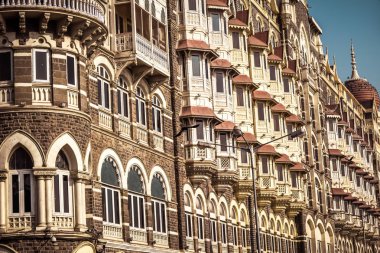 Modern yapıda mimari tasarım renkli duvar dikdörtgen geometrik şekilleri soyut desen.