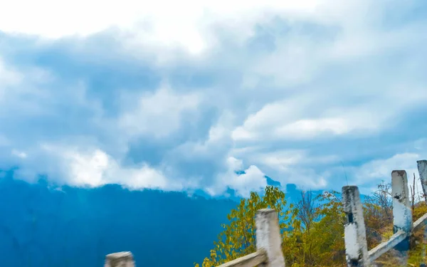 Nubes de tormenta vibrantes de fondo con diminutas nubes flotando en el cielo al atardecer. Composición natural del cielo. Tranquil Scene Tranquility Concept. Elemento de diseño estacional. Espacio de copia para texto — Foto de Stock