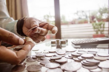 Ofiste Hesap Makinesi Kullanarak Para ları Sayan İşadamının Kırpılmış Görüntüsü. İşadamı El Sayma Paraları. İş Finansmanı Tasarruf ve Yatırım konsepti. Kavramsal Gelecek için para dan tasarruf edin.