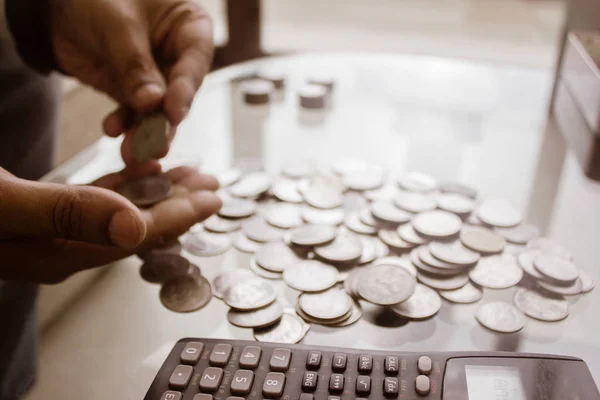 Обрізане зображення бізнесмена, що рахує монети за допомогою калькулятора на столі в офісі. Бізнесмен Лічильник рук монет. Концепція економії бізнесу та інвестицій. Концепція Економія грошей на майбутнє . — стокове фото