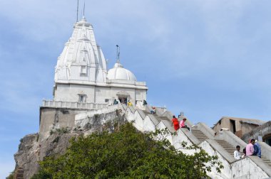 Parasnath Hills, Giridih, Jharkhand, Hindistan Mayıs 2018 – Parasnath Hill bölgesindeki Shikharji jain Tapınağı'nın görünümü. Bu tapınak Jain takipçileri arasında en çok ziyaret edilen Jain hac yeri biri arasında popüler.