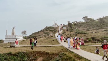 Parasnath, Giridih, Jharkhand, Hindistan Mayıs 2018 - Hindu Jain hacılar Shikharji Tapınağı'na doğru yürüyen insanlar. Tapınak Jain takipçileri arasında popüler. Bir Jharkhand Turizm Fotoğraf.