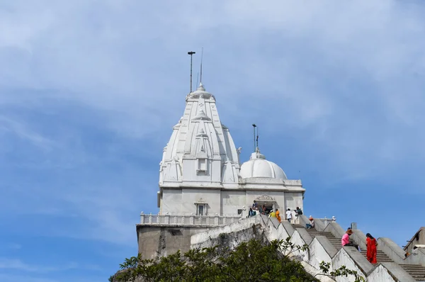 Parasnath Hills, Giridih, Jharkhand, Indien maj 2018 – utsikt över Shikharji Jain Temple i Parasnath Hill-området. Detta tempel är populärt bland Jain anhängare en av de mest besökta Jain pilgrimsfärd plats. — Stockfoto
