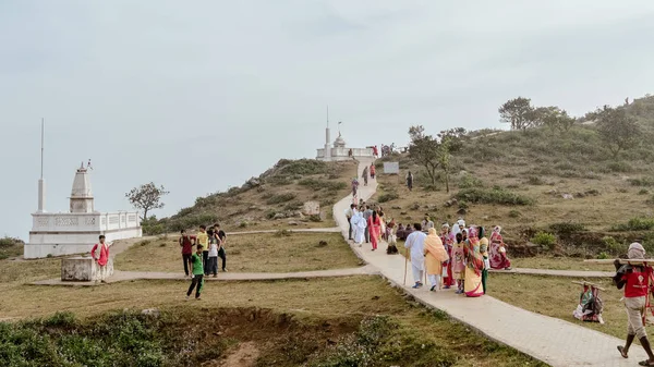 Parasnath, Giridih, Jharkhand, Hindistan Mayıs 2018 - Hindu Jain hacılar Shikharji Tapınağı'na doğru yürüyen insanlar. Tapınak Jain takipçileri arasında popüler. Bir Jharkhand Turizm Fotoğraf.