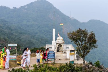 Beyaz pagoda tarzı Jain Tapınaklar Parasnath Hill Aralığı, ağaçlar ve ormanlık alanda ormanlar ile çevrilidir. Kutsal Jain Teerths Manzara Manzara Görünümü. Bir Jharkhand turizm fotoğrafçılığı.