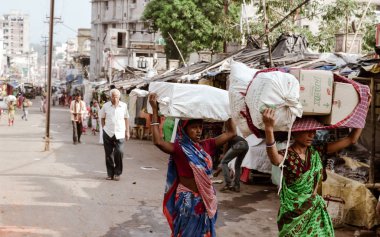 Parasnath, Giridih, Jharkhand, Hindistan Mayıs 2018 - Ünlü pazar alanında yürüyen yerel halk. Hindistan'da basit kırsal yaşamı betimleyen tipik bir sokak sahnesi. Hint şehir manzara fotoğrafçılığı.