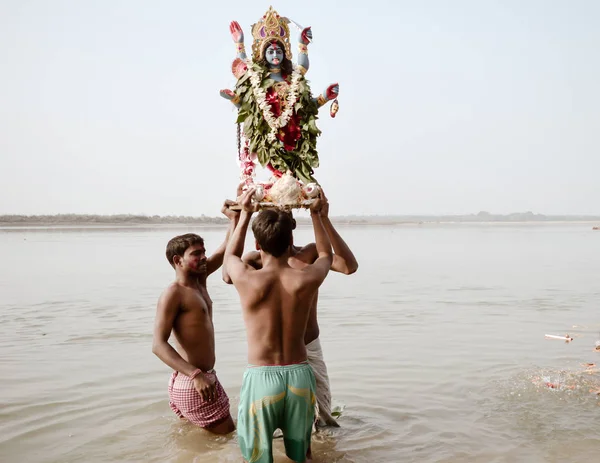 Μπεσιντχάρι, Νάντια, Δυτική Βεγγάλη, Ινδία 2018 Οκτωβρίου-οι χωρικοί της υπαίθρου σηκώνουν την θεά είδωλο πριν Βυθιστείτε στον ποταμό Ιχχαχάτι. Μια χαρακτηριστική φυσική σκηνή που απεικονίζει την απλή αγροτική ζωή. — Φωτογραφία Αρχείου