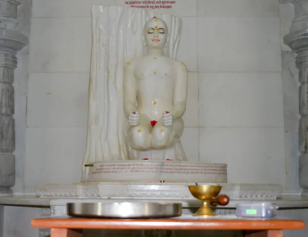 Parasnath, giridih, jharkhand, Indien Mai 2018 - weiße Marmorstatue eines sitzenden nackten jain tirthankar, der auf einer Yoga-Mudra meditiert. digambara Mönche tragen keine Kleidung, während svetambara weiß gekleidet ist. — Stockfoto