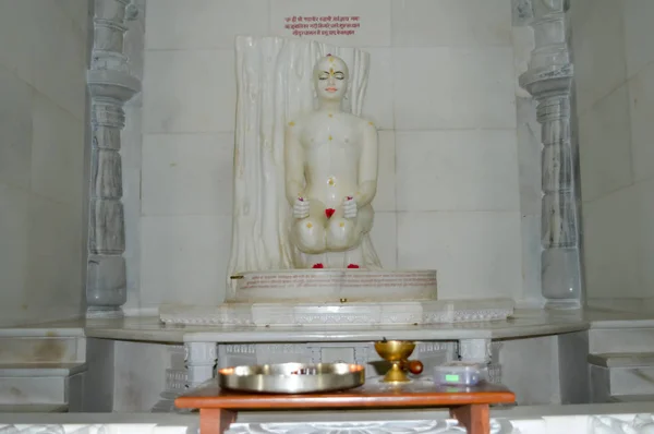 Parasnath, Giridih, Jharkhand, India mei 2018-wit marmeren standbeeld van een zittend naakte Jain Tirthankar mediteren op een yoga mudra. Digambara monniken dragen geen kleren terwijl Svetambara bekleed wit. — Stockfoto