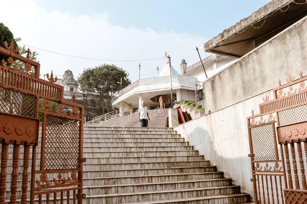 Collines Parasnath, Giridih, Jharkhand, Inde Mai 2018 - Vue d'un pèlerin jaïn dans la zone du temple de Parasnath. Ce temple est populaire parmi les adeptes de Jaïn et un lieu de pèlerinage populaire Jaïn . — Photo