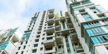 Kalküta City Modern gökdelenler Binalar düşük açı görünümü. Gün batımında güneş ışığı yansıması, mavi gökyüzü ve beyaz Kabarık bulutlar. Doğrudan görünümün altında. Eğimli, Eğimli, azalan perspektif, Kopya s