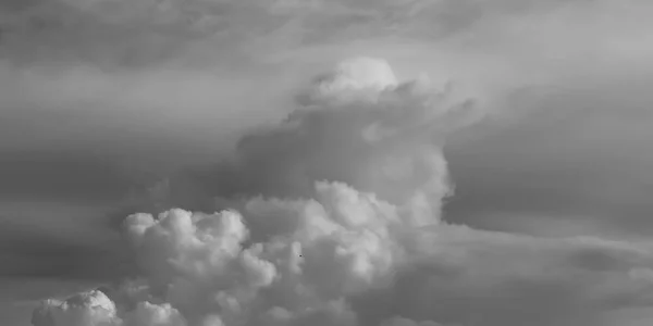 Dramatische dunkle Regenwolken, die an einem Monsunabend Mitte Juni vorbeiziehen oder sich am Himmel bewegen. sein Muster wie Tornado, Hurrikan oder Gewitter. bewölkt stürmisch schwarz-weiß Meteorologie b — Stockfoto