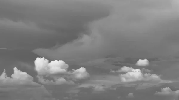 6 월 중순에 몬순 저녁에 하늘에서 굴러 가거나 움직이는 극적인 어두운 폭우 구름. 토네이도, 허리케인 또는 뇌우와 같은 패턴. 흐린 폭풍우 흑백 기상 b — 스톡 사진