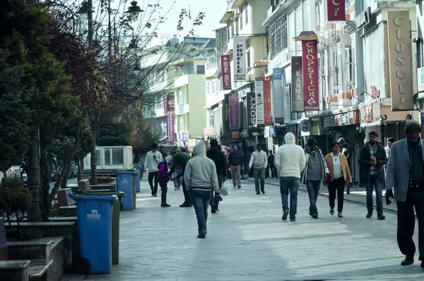 Mg Marg Road, Gangtok, Sikkim, Hindistan 3 Ocak 2019 - Kalabalık Şehir Caddesi'nde Yürüyen İnsanlar. Tipik Manzara sahne Kuzey Doğu Kentsel Hindistan. Ziyaret etmek için popüler bir eski tepe istasyonu.