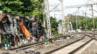 Kalküta, 20 Ağustos 2019 – Yeni Alipore İstasyonu yakınlarındaki Hint tren raylarında bir gecekondu alanı, Kalküta, Hindistan.